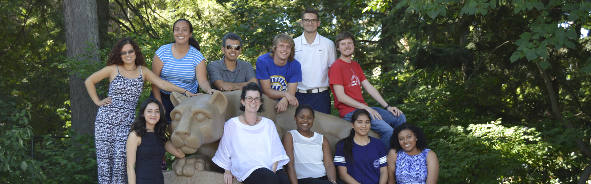 REU group with Lion